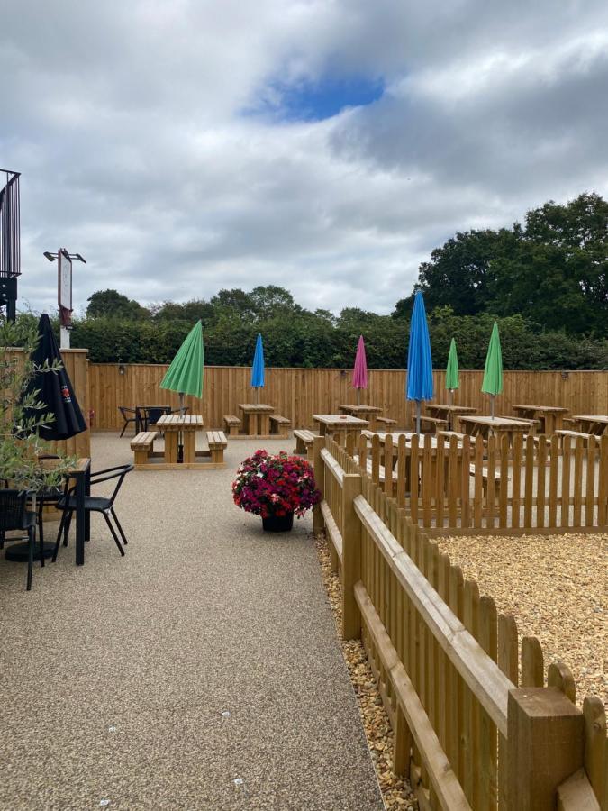 The New Wheel Inn Lymington Εξωτερικό φωτογραφία